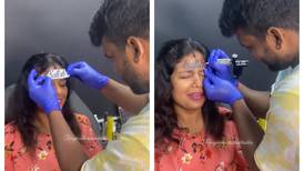 Mujer se tatúa el nombre de su pareja en la cara y es destrozada en las redes: “Es una estupidez”