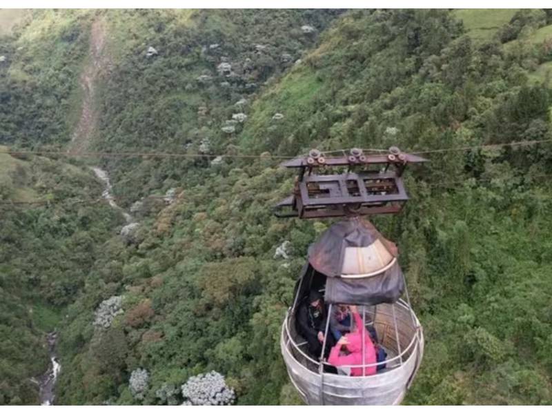 Cinco personas quedaron atrapadas en un cable aéreo artesanal, a más de 300 metros de altura, en Caldas