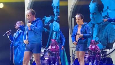 Cristian Castro quedó en ropa interior durante un show en México