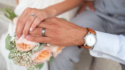 Novia distraída ignora propuesta de matrimonio y se hace viral
