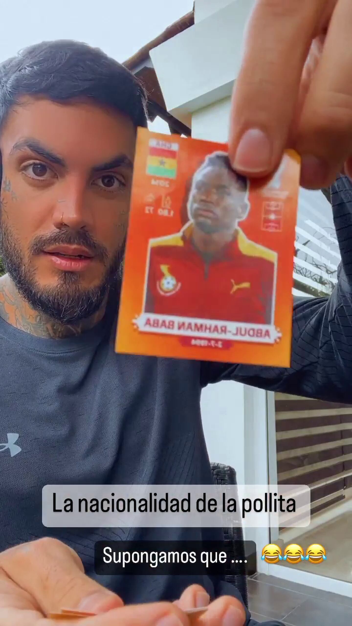 Mateo Carvajal ahora adivina el futuro con stickers de jugadores de fútbol