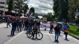Movilidad en la Calle 26 colapsada por manifestaciones: hay estaciones de TransMilenio cerradas