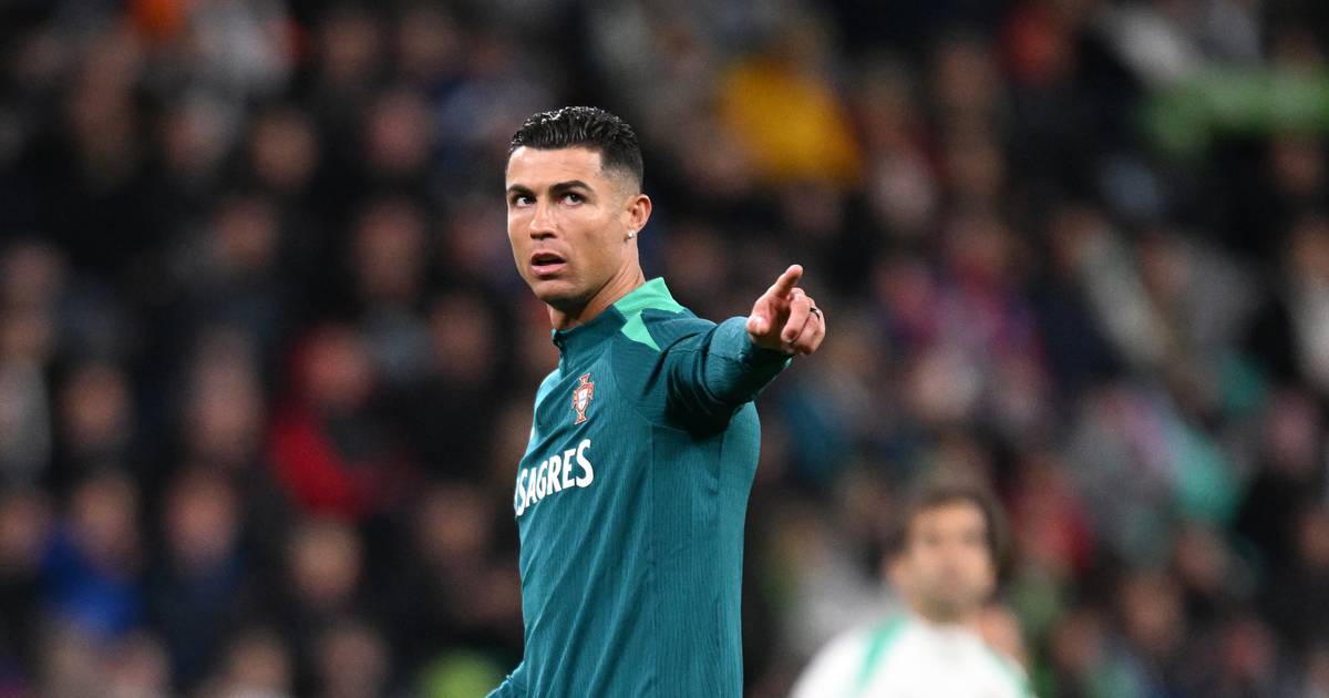 Torcedor invade jogo Portugal x Eslovênia para beijar vídeo de Cristiano Ronaldo