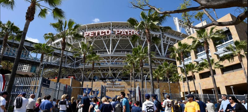 Luto en la MLB: mueren mujer y su hijo al caer de tribuna del estadio