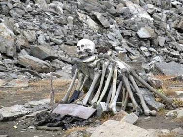 Hay un lago congelado en el Himalaya que escupe esqueletos: conoce el misterio de Roopkund