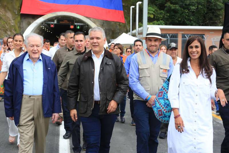 Luis Carlos Sarmiento Angulo junto a Iván Duque en la entrega de la nueva  calzada Chirajara-Fundadores