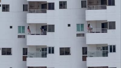 ¿Imprudencia? Mujer arriesgó su vida por tomarse una foto desde un edificio en Cartagena