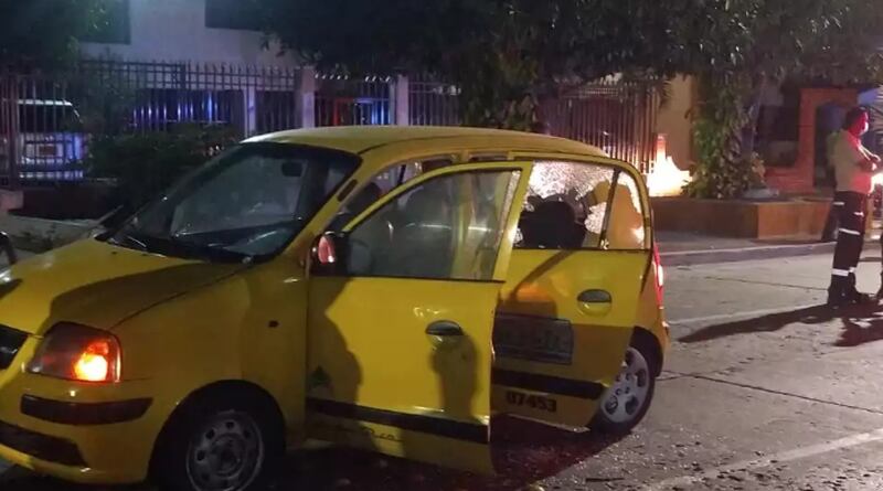 Taxi destruído en balacera en Barranquilla.