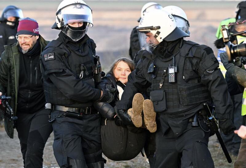 Policía alemana carga a la activista ambiental.