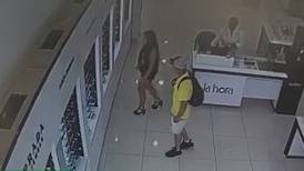 En video: turista ladrón se embolsilla costosas gafas Prada en tienda en San Andrés