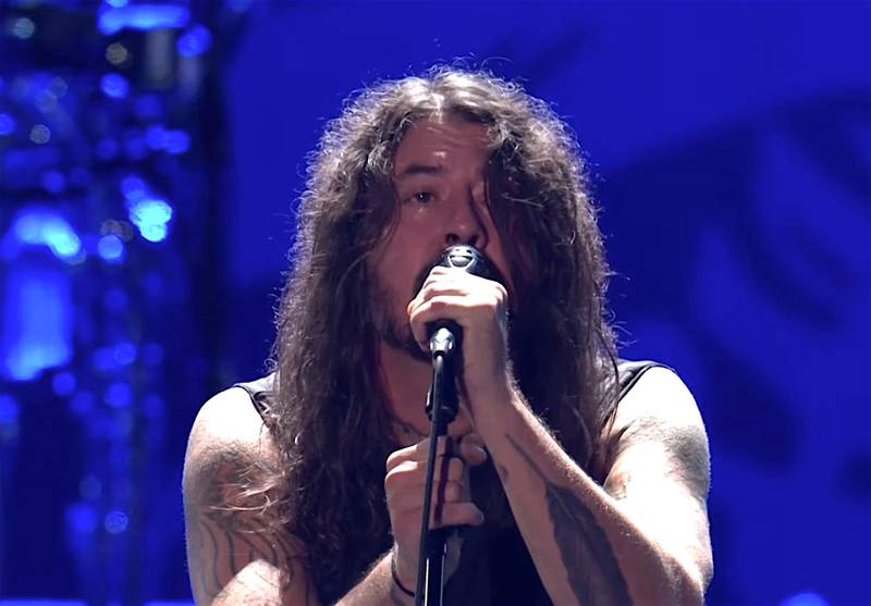 Foo Fighters sale al escenario por primera vez sin su baterista, quien falleció hace unos meses,
