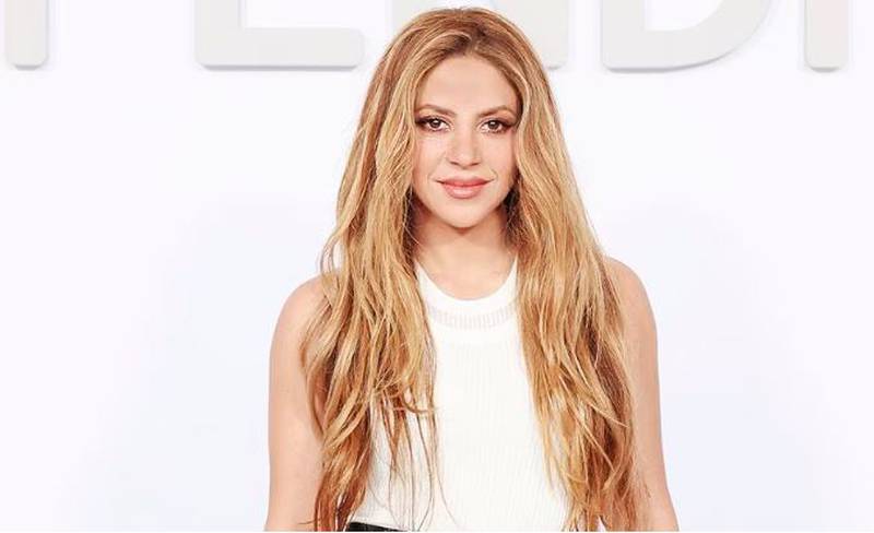 Shakira luce jeans con encaje de la marca Dolce & Gabanna