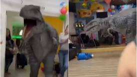 Animador de cumpleaños infantil llega disfrazado de dinosaurio y niños huyeron aterrorizados: video se volvió viral