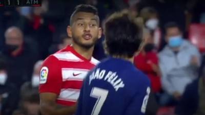 La discusión entre el colombiano Suárez y Joao Félix por un gol anulado al portugués