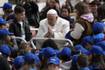 Papa Francisco “mejora notablemente” pese a su último diagnóstico médico