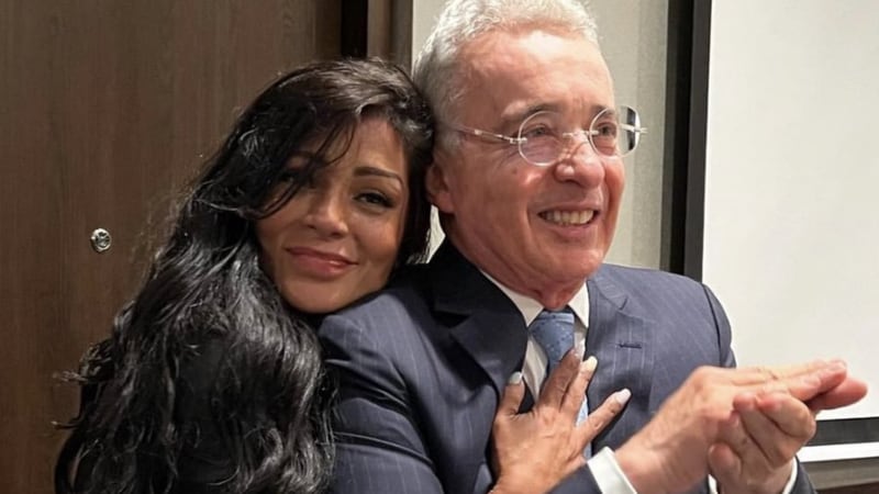 Con una foto abrazándolo, Marbelle defendió a Uribe por decisión de jueza de llevarlo a juicio