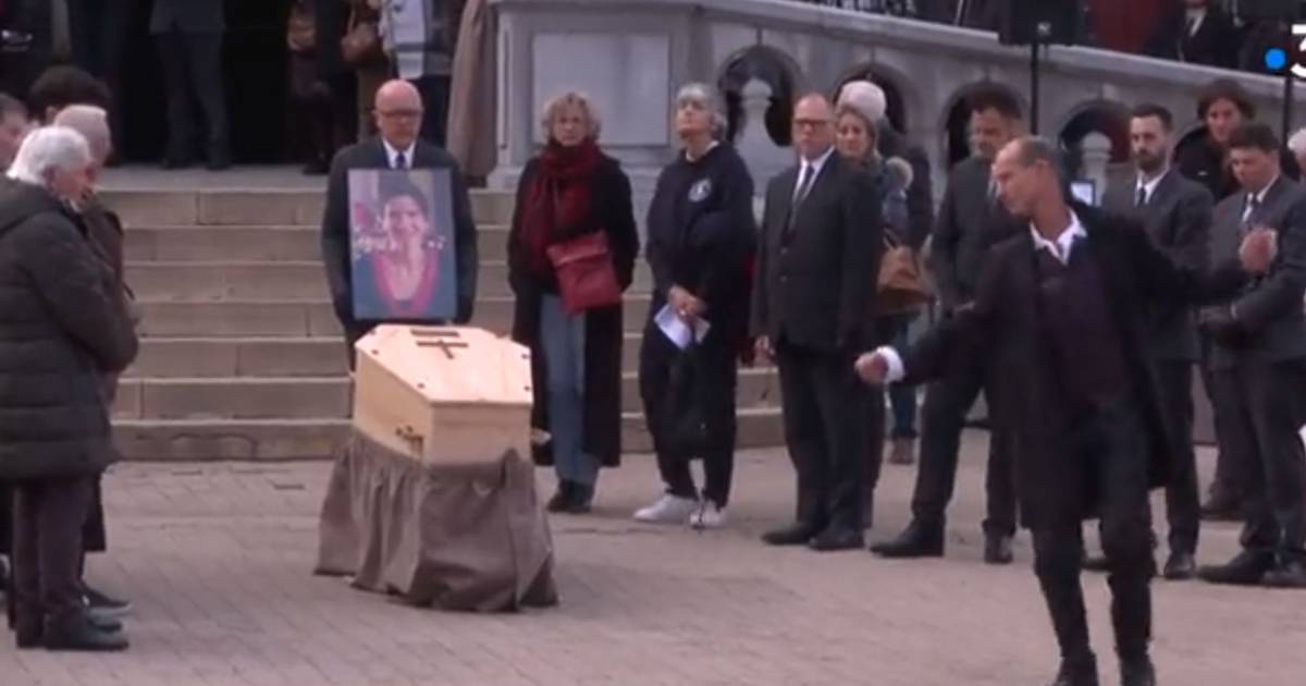 Des veufs et d’autres ont dansé autour d’un cercueil pour dire adieu à une femme assassinée