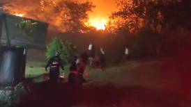 El drama humano en los incendios en Cali: personas luchan para que sus casas y barrios no se quemen