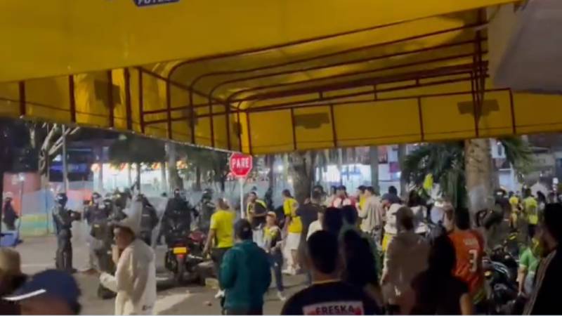 En video quedaron registrados disturbios entre hinchas de Atlético Bucaramanga y autoridades locales.