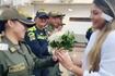 El amor no ha muerto: en vídeo quedó registrada la romántica pedida de matrimonio a policía