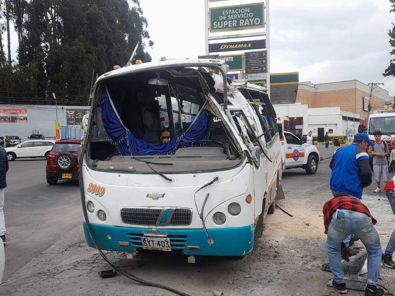 En Imágenes: un bus se volcó en Zipaquirá después de que el conductor perdiera el control