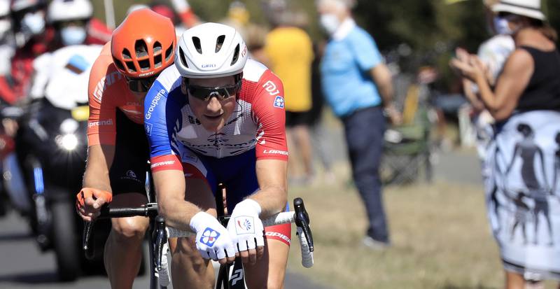 Expulsan a ciclista que lanzó caramañola a espectador en Tour de Flandes
