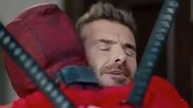 Deadpool lo vuelve a hacer: El antihéroe de Marvel se disculpa con David Beckham y se burla de los “Avengers”