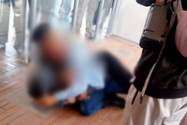 TransMilenio: Dos hombres se agarraron en el piso por quién entraba primero al bus