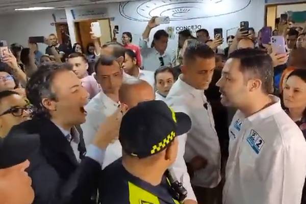 “Pa’ no pegarle hp”: Daniel Quintero al concejal Simón López del CD que le gritaba que no temblara