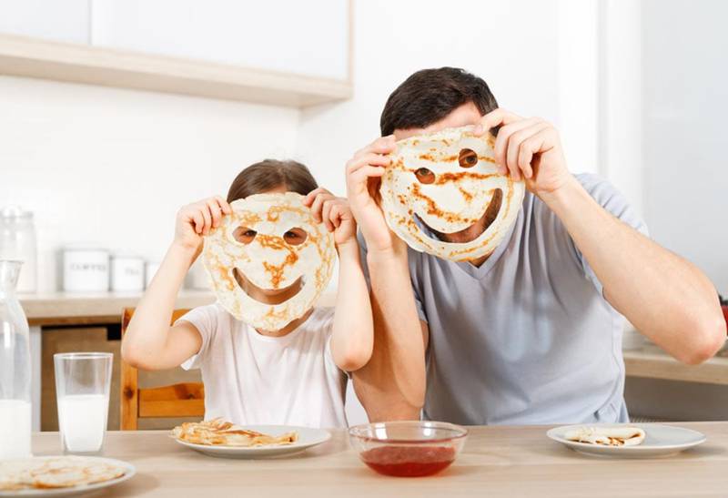En el desayuno de los niños debes evitar el exceso de grasas y azúcares.