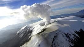 Impresionante columna de ceniza empezó a salir del volcán Nevado del Ruiz