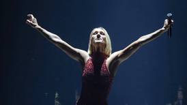 Céline Dion fue la gran sorpresa de los Grammy al reaparecer por primera vez desde que anunció su enfermedad