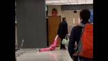 Video: Papá se vuelve viral al arrastrar a su hija por el aeropuerto