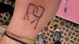 Fan pide ayuda para borrar su tatuaje con iniciales de Rosalía y Rauw Alejandro