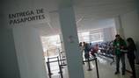 “Sacar el pasaporte es una mamera y ahora nos cierran la oficina”: afectada por cierre de oficinas de pasaportes