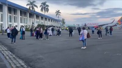 Pasajeros de un vuelo con destino a Bogotá tuvieron que ser evacuados antes de despegar, a causa del fuerte temblor 