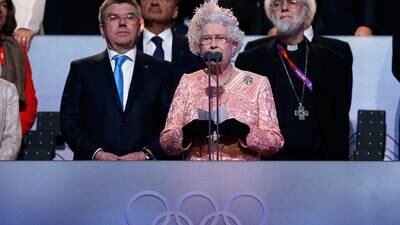 La Reina Isabel ll saltó de un helicóptero a la inauguración de Juegos Olímpicos
