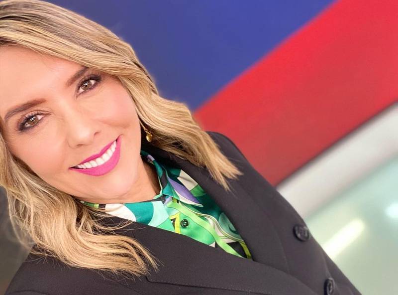 Una blusa en color oscuro con una sonrisa plena y las ganas de hacer periodismo fueron suficientes para Mónica Rodríguez.