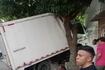 Ni en las películas: camión arrastró cuatro motos y quedó colgado de un árbol en Barranquilla