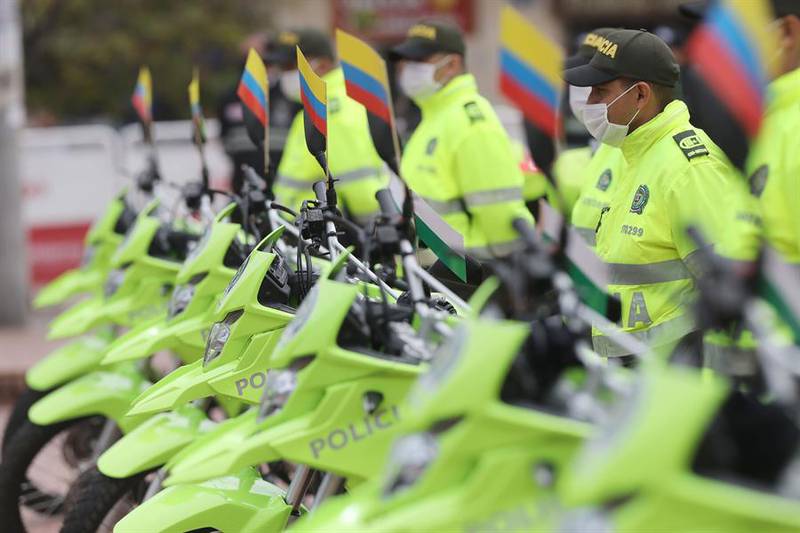 Policía acude a fiesta clandestina en Bogotá y sorprende a uniformados entre los asistentes