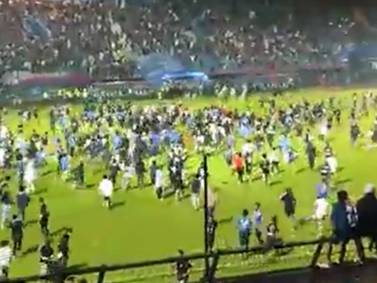 Impactante batalla campal en estadio de Indonesia habría dejado más de 100 muertos