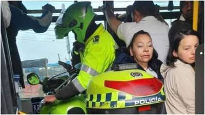 “Cogieron el TransMilenio de grúa”: miembro de la Policía subió su moto a un articulado y las criticas no parar