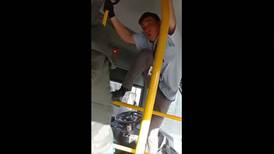 (Video) ¡Con patada voladora incluida! Conductor del SITP y pasajero protagonizaron fuerte discusión