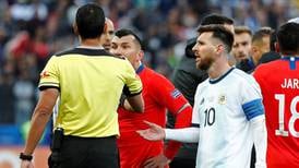 ¡Increíble! Lionel Messi es expulsado tras una fuerte discusión con Gary Medel