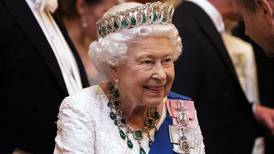 Reina Isabel II: La foto de la “mano morada” y la verdad detrás de ello