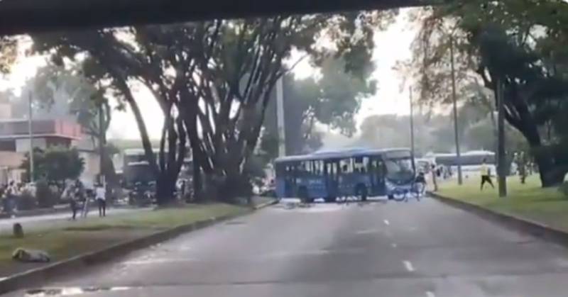 Manifestantes bloquean vía con bus de servicio público