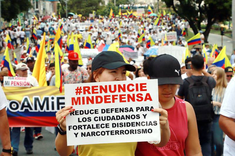 Con total tranquilidad y de forma pacífica se desarrolló en Cali la marcha contra las reformas anunciadas por el gobierno de Gustavo Petro. Con prendas blancas y banderas de Colombia, los marchantes también protestaron contra los escándalos de corrupción que se han destapado en días recientes dentro de Emcali.