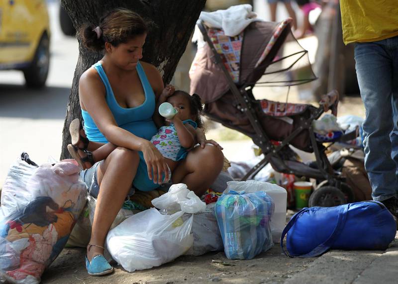 Mujer migrante venezolana y su hija en Cali.