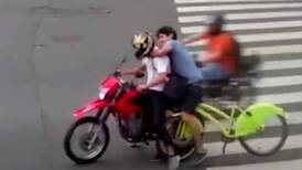 Video: Ciclista persiguió a ladrón en moto y logró quitarle lo que le había hurtado