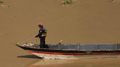 Rescatan la embarcación inundada en que se accidentaron los tres trabajadores en Hidroituango